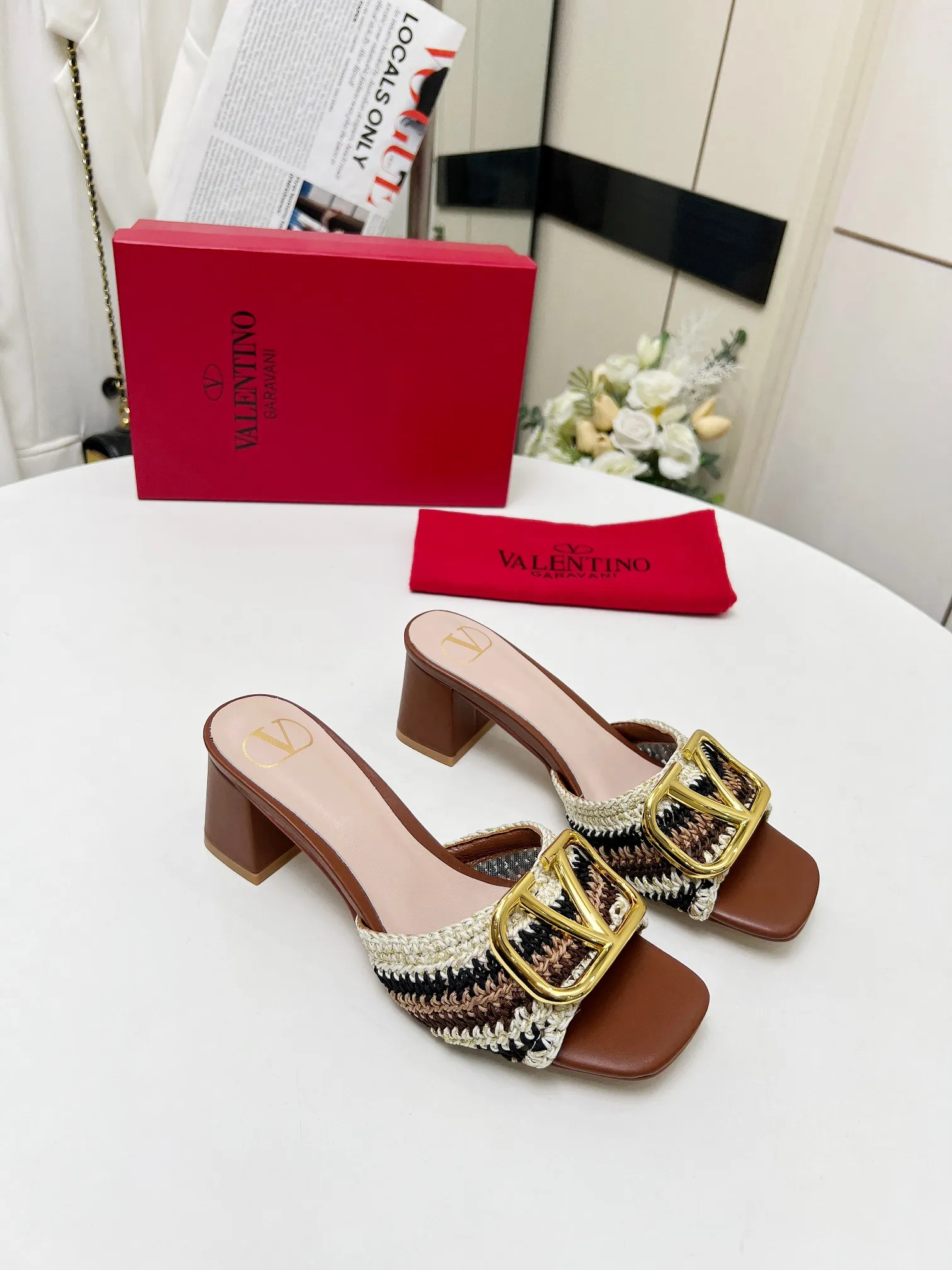 👟👟Ex-factory price 440👟👟 Genuine leather sole +30 🆕 Valentino👑👑 Latest series with perfect hand-woven details. A very eye-catching catwalk series launched [strong][strong] Code number: 35 to 43 (genuine leather sole +30)